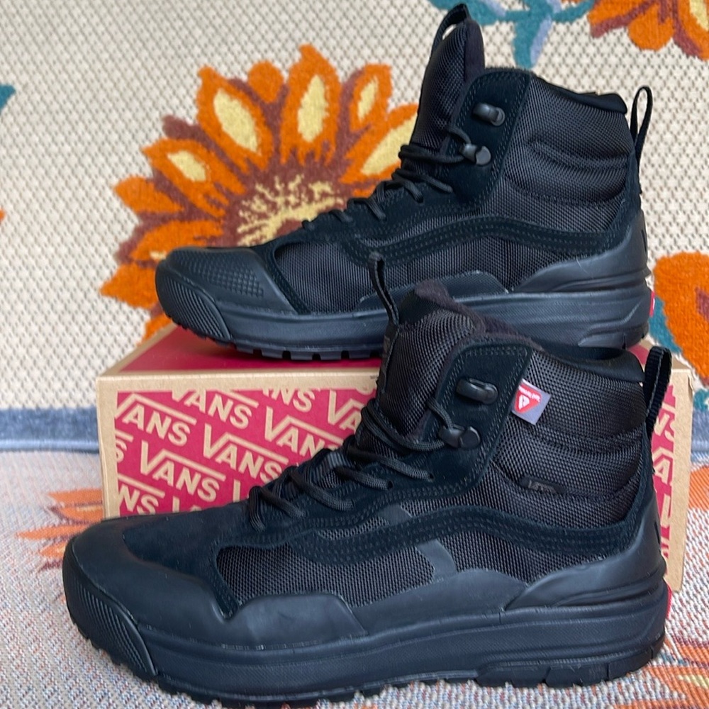 Vans WMNS Ultrarange Exo
Black/Black
VN0A4BVSBKA
Boots Sneakers